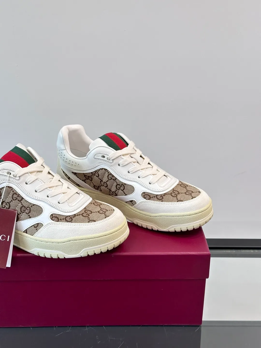 Men's Men's Shoes 💰480 [New Style] 🦨🦨Gucci 𝐆𝐮𝐜𝐜𝐢 𝐑𝐞-𝐖𝐞𝐛 As a sneaker created by Sabato De Sarno for Gucci, the Re-Web series reinterprets the brand's classic stripes, with bold and unique details to set off a modern silhouette design. These shoes are crafted from white leather. This new sneaker is ingeniously decorated with many of the brand's classic details, and is equipped with a bright red and green webbing tongue, which will make people fall in love at first sight. White leather has been specially treated to be soft and shiny, with an embossed grained texture. Script Gucci logo and Interlocking G web label with Interlocking G and script Gucci logo. Rubber outsole with Interlocking G detail eyelets. Web tongue. Size: Female 35-40 (Female 41, 42 customized). Male 38-44 (45, 46 customized)